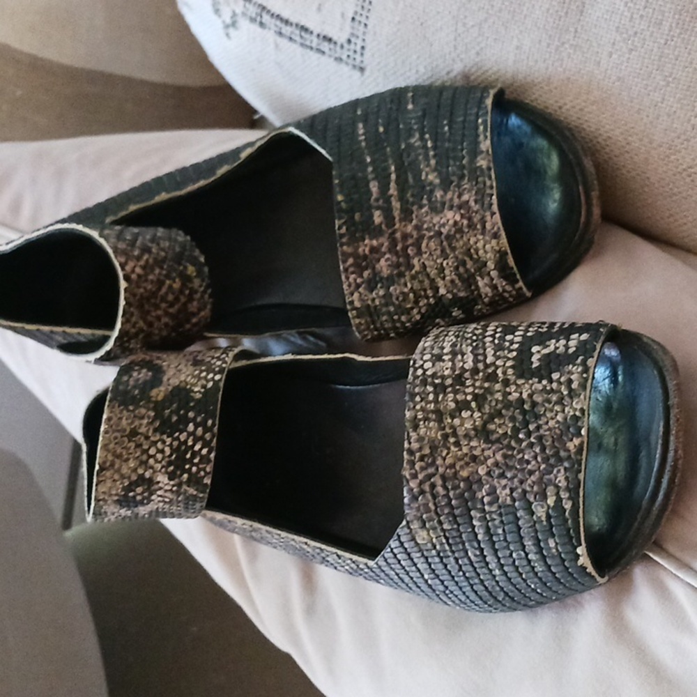 Cydwoq Women's Leather Snakeskin Wedges Size 9.